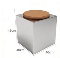 Ensemble de mobilier commercial et industriel pour restaurant : table à manger, chaises, banquette et table en acier inoxydable au design moderne et minimaliste