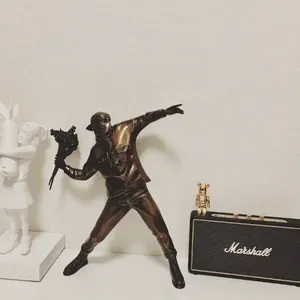 Dropship Banksy Boy Toss Flower Boy Free White Trend Scultura Artistica in Resina per Decorazione Domestica - Product Image 3