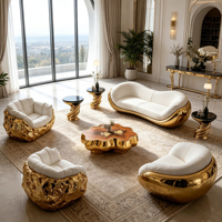 Ensemble canapé et fauteuil incurvé en fibre de verre dorée martelée, revêtement capitonné blanc, pour usage domestique de luxe