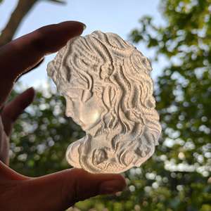Vente en gros de pierres de guérison de haute qualité, statue de sélénite Medusa sculptée, minéraux de quartz cristallin pour la guérison - Product Image 1