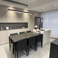 Îlot de salle à manger en bois sur mesure pour toute la maison, modèle buffet avec comptoir en pierre de quartz intégrant une table à manger extensible et un comptoir de bar