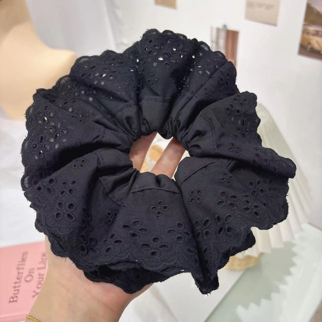 Bordure en dentelle à quatre trous - quatre couches de noir