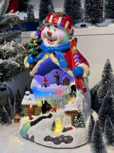 Village de Noël animé multifonctionnel fait à <span class=keywords><strong>la</strong></span> main patineurs rotatifs Ski enfants grand village de Noël de bonhomme de neige pour l'usine de vente en gros - Product Image 2