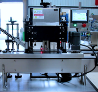 Machine automatique de bouchage à vis et de scellage par induction de feuilles d'aluminium pour bouteilles/bocaux en verre/plastique à 4 roues, idéale pour les petites entreprises