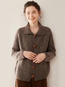 <span class=keywords><strong>Cardigan</strong></span> in Cashmere da donna con cavo lavorato a maglia e girocollo con bottoni in legno - Product Image 4