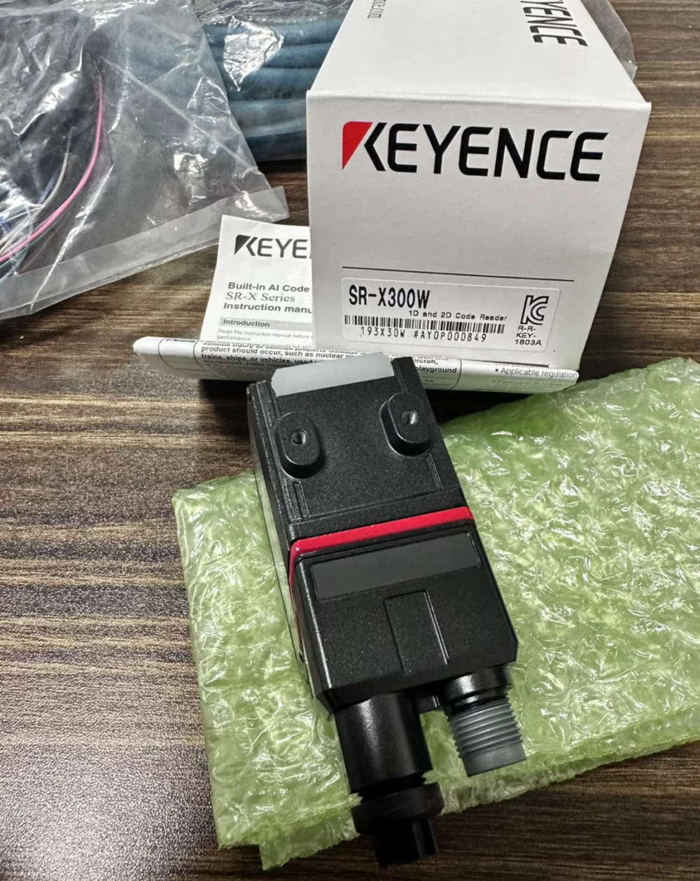 KEYENCE SR-X300 Code Reader - High Performance & Value