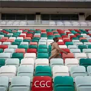 Gepolsterte Sitzplätze im Sportstadion Klappbare Sitze Gepolsterter Klappstuhl im Stadion