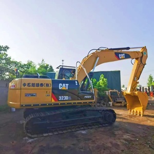 Excavadora compacta de giro corto Cat 323D2L, maquinaria de construcción para operaciones en espacios urbanos estrechos. - Product Image 3