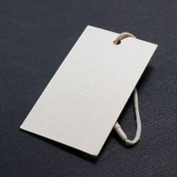 Étiquettes suspendues personnalisées, étiquettes de vêtements, cartes de vêtements ; Papier de qualité supérieure, gaufrage profond ; Conception de logo, impression personnalisée, streetwear