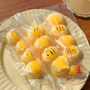 Juguete Antiestrés de TPR con Forma de Pastel de Miel y Abeja de 12 cm, Llavero de Comida de Simulación, Juguete Sensorial para Niños y Adultos - Product Image 2