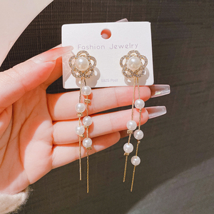 Boucles d'oreilles coréennes à fleurs creuses et perles, nouveau style avec strass, longues franges florales bohèmes - Product Image 4