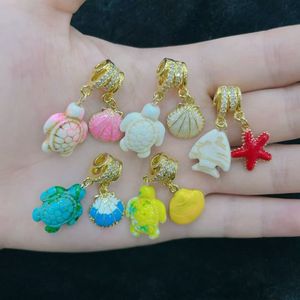 BD- L5645 Charmes et pendentifs mignons en forme de <span class=keywords><strong>pizza</strong></span>, tulipe, feuille d'érable, motifs alimentaires et naturels, motifs crème glacée et coquillage, avec incrustation de zircone cubique, utilisables comme entretoises, avec finition émail goutte d'huile - Product Image 6