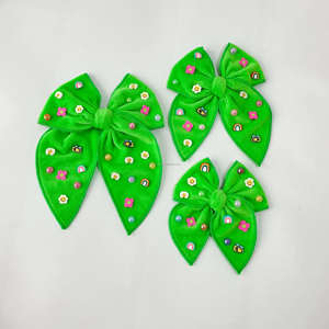 Nœud en velours rose vif à bords surjetés avec clip, motif fleur de conversation, et nœud en velours rose clair à bords surjetés - Product Image 4