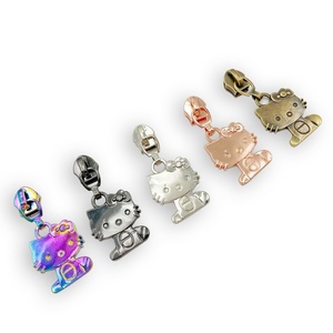 Vente directe d'usine, alliage de zinc plaqué, design de dessin animé pour vêtements et sacs à main - Product Image 2