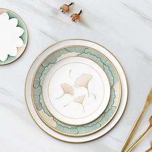 Vente flash - Services de table en porcelaine fine de luxe, élégantes assiettes de présentation à bord doré avec motif rond, décorations de table de mariage - Product Image 1