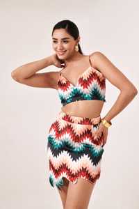 Ensemble coordonné femme élégant en organza rouge avec haut imprimé et jupe, tenue deux pièces stylée avec superpositions élégantes, look tendance - Product Image 5