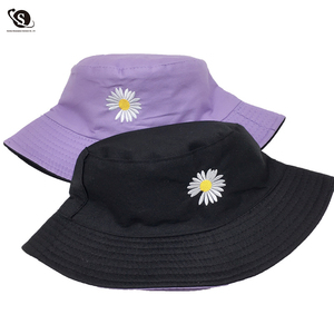 <span class=keywords><strong>Les</strong></span> petites marguerites portent un joli chapeau de pêcheur des <span class=keywords><strong>deux</strong></span> côtés Chapeau seau Broderie réglable Chapeau seau réversible - Product Image 1