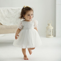Vente en gros de robes de baptême en coton blanc avec bandeau brodé en dentelle robe de baptême élégante pour bébé fille