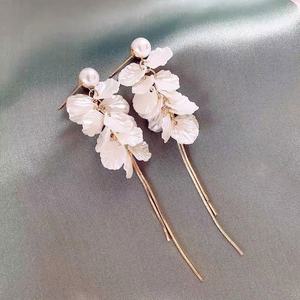Boucles d'oreilles clous tendance pour femme, en alliage de zinc, avec pampilles géométriques en forme de pétales, perles et fleurs, style français élégant et romantique, pour soirée - Product Image 4