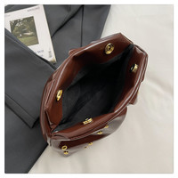 Pochette plissée rétro décontractée pour femme avec rivets, sac de soirée élégant en PU pour femme, sac à main portable