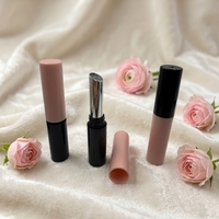 Tube de rouge à lèvres en plastique noir et rose avec ouverture et fermeture rotatives, tube de baume à lèvres, emballage cosmétique, contenant de rouge à lèvres