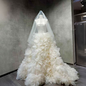 Vestido de Novia Moderno NT64 con Cuello Barco, Encaje, Apliques de Cristal y Flores 3D - Product Image 2