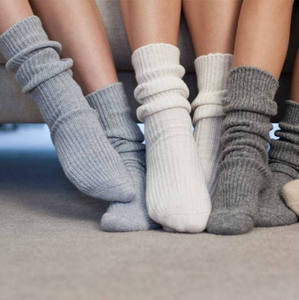 थोक अनुकूलित कश्मीरी मोजे महिलाओं को गर्म नरम शीतकालीन कश्मीरी मोजे लोगो के साथ - Product Image 2