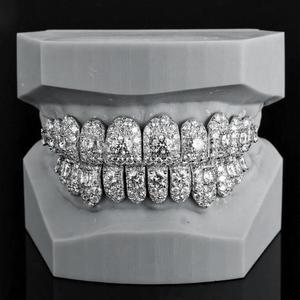 Diseño de joyería dental unisex de plata de ley 925 con baño de rodio y moissanita de corte brillante, estilo diamante, personalizado y moderno. - Product Image 3