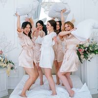Bata de satén de seda de 133 colores de lujo con logotipo personalizado de fábrica, batas nupciales para dama de honor, vestido de fiesta de boda de Color blanco sólido para mujer