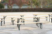 Ensemble table et banc pliants en bois de sapin massif poli et lisse, avec pieds en métal robustes et bords arrondis, pour jardin, terrasse, fête, repas en plein air