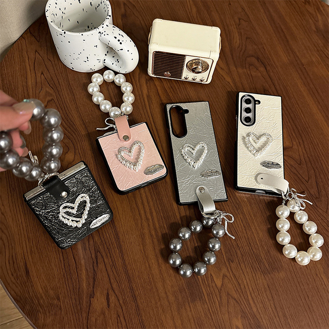 Rhinestone Pearl Heart-shaped Leather Luxury Hand Chain High-end Korean Ins Style Women's Phone case for samsung Z Flip 6 Fold 5