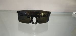 แว่นตานิรภัยราคาประหยัด ดีไซน์ทันสมัย สีดำเข้ม สำหรับงานอุตสาหกรรมและงานเชื่อม - Product Image 4