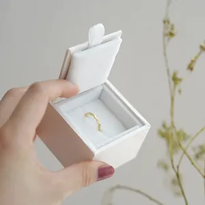 Lusso Flip coperchio Mini anello scatola di immagazzinaggio di gioielli inserto in velluto scatole di gioielli imballaggio con Logo cajas para joyas