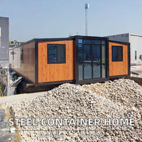 Maison conteneur en acier déployé polyvalent de 40 pieds à double aile Installation rapide pour immeuble de bureaux Salon d'hôtel en bois