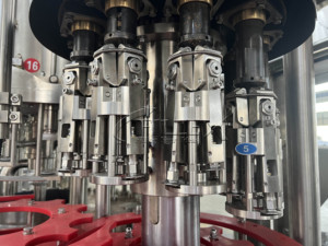 Ligne complète de production d'embouteillage d'alcool, de spiritueux, de liqueur et de boisson Machine de remplissage et de capsulage de bouteilles en verre de vodka, de whisky et de <span class=keywords><strong>vin</strong></span> - Product Image 3
