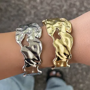 2024 Nieuwe Collectie Mode Sieraden Vintage Onregelmatige Gehamerd Metalen Legering Manchet Bangle Vrouwen 18K Vergulde Open Armbanden Armbanden