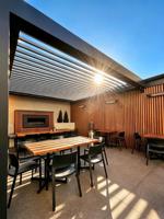 Pergola électrique de haute qualité avec stores enrouleurs, en aluminium, imperméable, facile à installer, idéale pour les espaces de vie extérieurs.