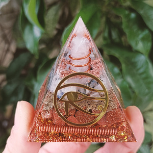 Pyramide en résine époxy avec cristaux de pierre, ornement de bureau, design œil d'Horus, décoration d'aquarium, cadeau - Product Image 3