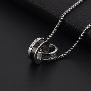Collana da uomo hip-hop trendy con ciondolo geometrico a doppio anello intrecciato in acciaio inossidabile, catena lunga per maglione - Product Image 4