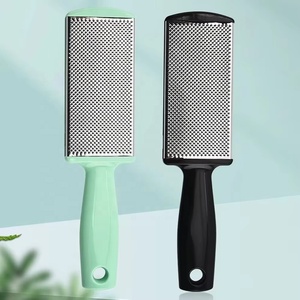 Râpe double face pour éliminer les callosités des pieds, efficace avec un design à pointes sur le devant et un motif de ponçage fin à l'arrière, en plastique - Product Image 2