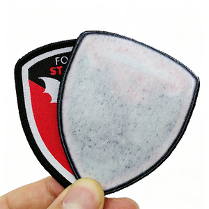 Maßgefertigtes Gewebtes Lock-Edge-Logo mit Selbstklebender Rückseite für Trikots und Sportbekleidung - Product Image 5