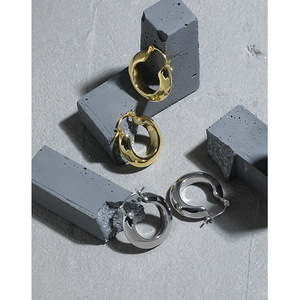 18พันสีเหลืองทองขัด23มิลลิเมตร925เงินสเตอร์ลิงสามเหลี่ยมหลอดต่างหูห่วง - Product Image 2