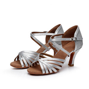Chaussures <span class=keywords><strong>de</strong></span> <span class=keywords><strong>danse</strong></span> fantaisie à semelle souple et à talon haut pour femmes italiennes sexy Chaussures <span class=keywords><strong>de</strong></span> <span class=keywords><strong>danse</strong></span> latine en satin à talon haut pour femmes - Product Image 2