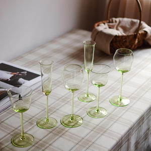 Gobelet en verre de cristal moderne et ancien soufflé à <span class=keywords><strong>la</strong></span> main pour le vin et pour <span class=keywords><strong>la</strong></span> dégustation de champagne Options de couleur rouge et verte de grande valeur - Product Image 1