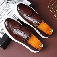 Mocassins pour hommes en cuir texturé croco avec détails en pompons et semelle plateforme surélevée
