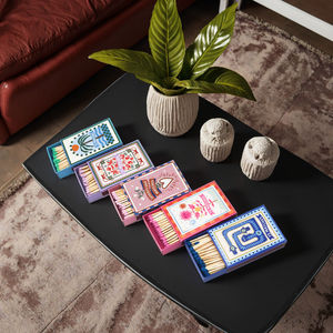 Allumettes longues en bois blanc personnalisées dans une boîte en papier écologique avec des dispositifs de sécurité et un logo imprimé pour l'utilisation avec des bougies - Product Image 2