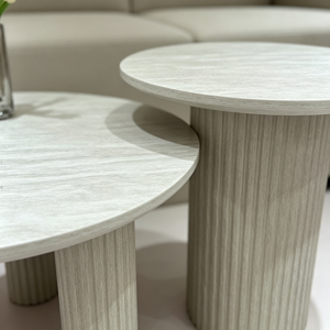 Ensemble de tables basses gigognes rondes à colonnes cannelées minimalistes, plateau texture pierre, luxe léger, pour salon et hôtel - Product Image 4