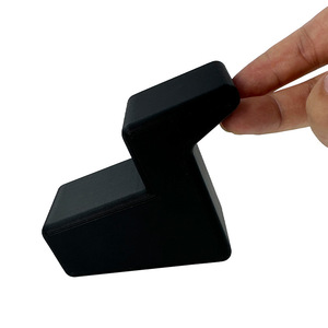 Cunei per porte e finestre 11x5x7,7 cm in gomma stampata in 3D, design moderno con montaggio a pavimento per porte e finestre - Product Image 2