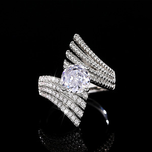 Anello Offset a Forma di Ala d'Angelo per Donne, Gioiello da Dito di Lusso e alla Moda - Product Image 1