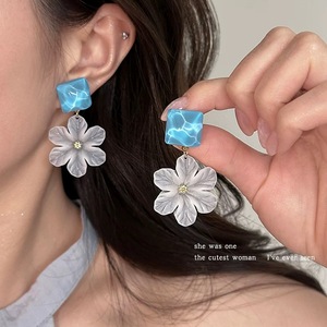 Boucles d'oreilles carrées transparentes bleues en résine océanique pour femme, esthétique végétale blanche, style insulaire - Product Image 1